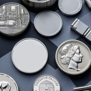 سکه‌های پالادیوم، رودیوم و ایریدیوم که نمایانگر فلزات گروه پلاتین مورد استفاده در صنعت هستند.