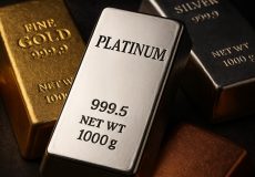 شمش پلاتین در کنار شمش‌های طلا و نقره با پس‌زمینه تیره و صنعتی، نماد ارزش و کمیابی فلزات نجیب